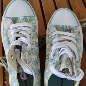Light Blue Air Walk Women Sz 8 NWOT “Converse like” flat ankle ht lace up